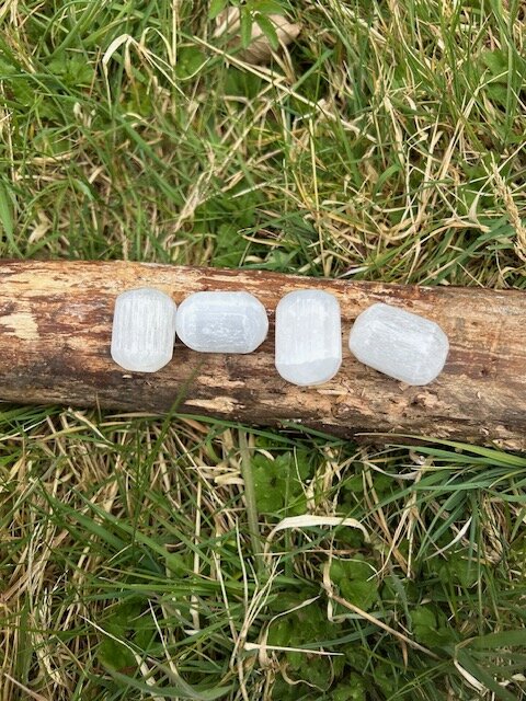 Medium Selenite Tumblestone 20-30mm - Image 3