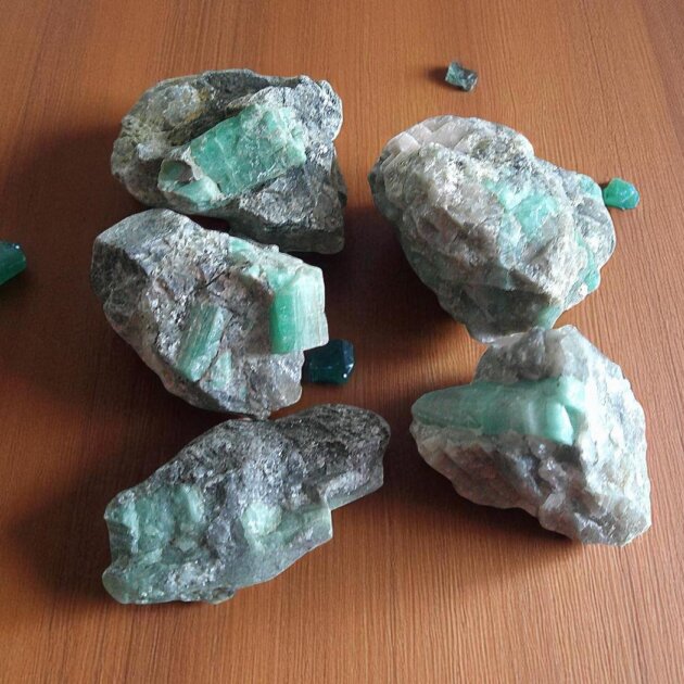 Medium Rough Emerald Crystal 30-40mm