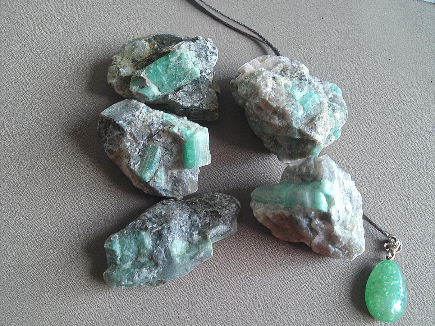 Medium Rough Emerald Crystal 30-40mm - Image 2