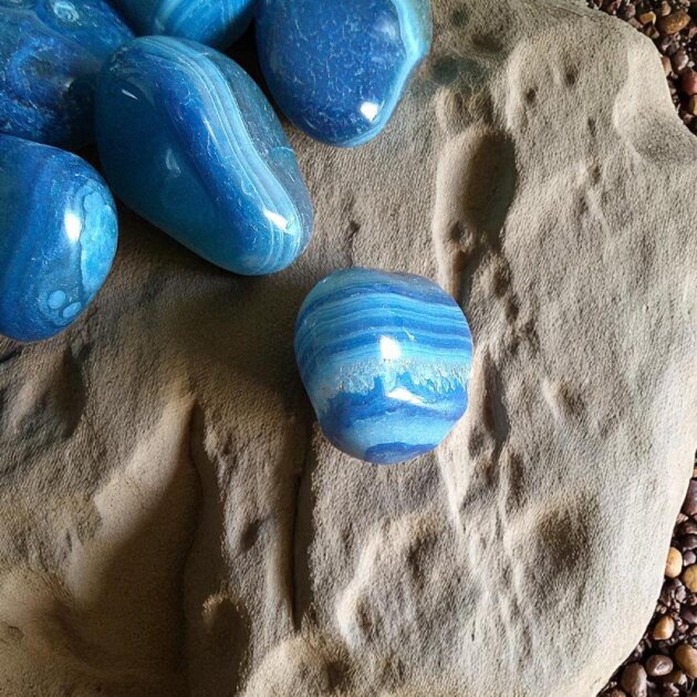 Medium Blue Agate Tumblestones 20-30mm