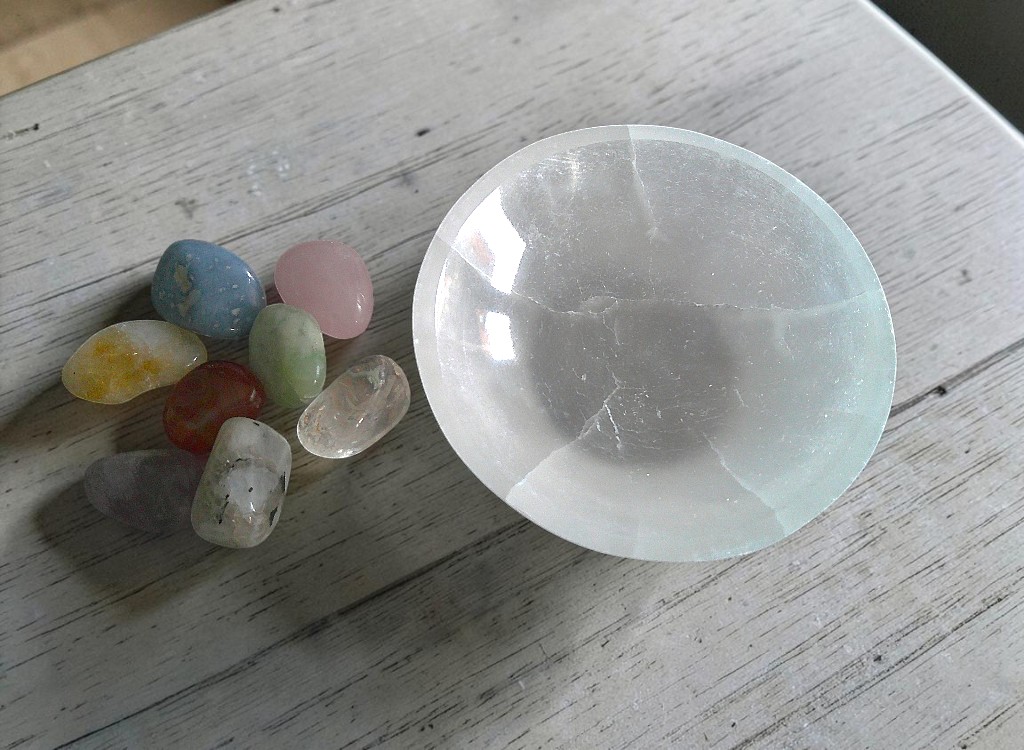 Selenite Round Bowl Healing Tumble Set - Image 3
